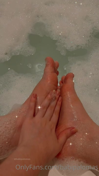Novinha exibindo seus pés molhadinhos na banheira vazou video porno de sexo amador caseiro
