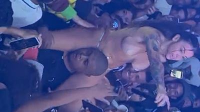 Mc Pipokinha quase ficou pelada em show vazou video porno de sexo amador caseiro