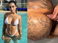 Amanda Souza tatuada da bunda grande transando na banheira