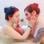 Cibelly Ferreira e amiga duas ruivas peladas na banheira