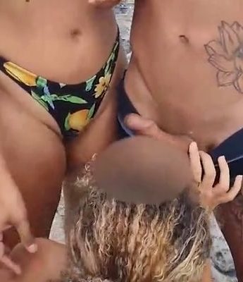 Video Casais liberais fazendo uma putaria na praia com direito a churrasco ao ar livre
